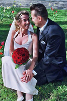 Brautpaar auf Blumenwiese