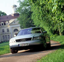 Audi auf Schlossauffahrt